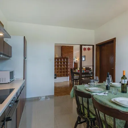 Vakantiehuis Stunning In With Kitchen *