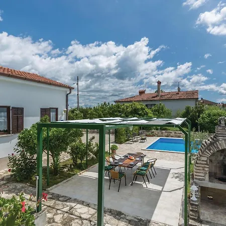 Vakantiehuis Stunning In With Kitchen Brtonigla