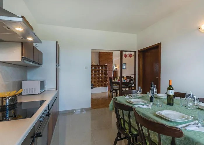 Vakantiehuis Stunning In With Kitchen *