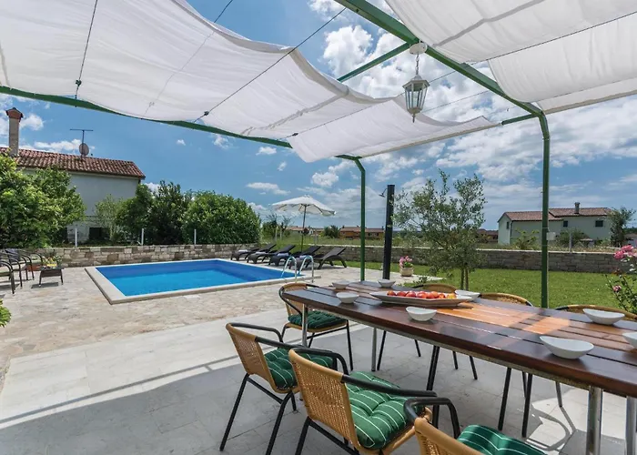 Vakantiehuis Stunning In With Kitchen *