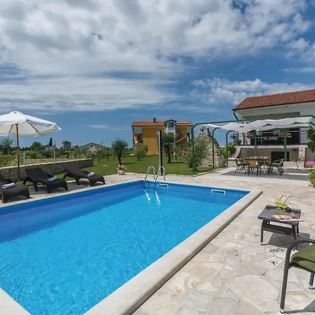 Holiday home Stunning Home In Brtonigla With Kitchen