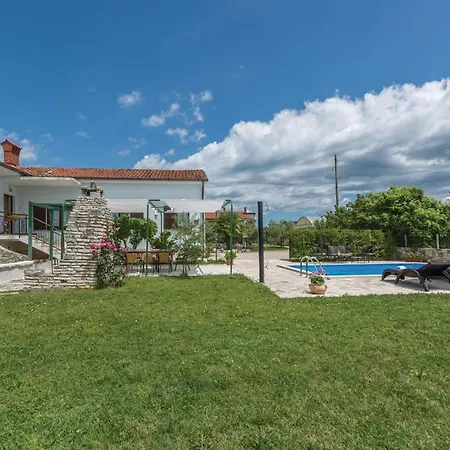 Holiday home Stunning Home In Brtonigla With Kitchen